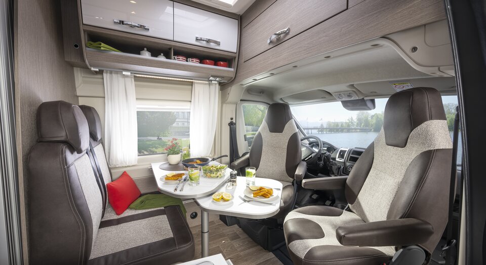 Extremely Cosy | Comfortable and spacious semi-dinette, optionally convertible into an extra sleeping berth
