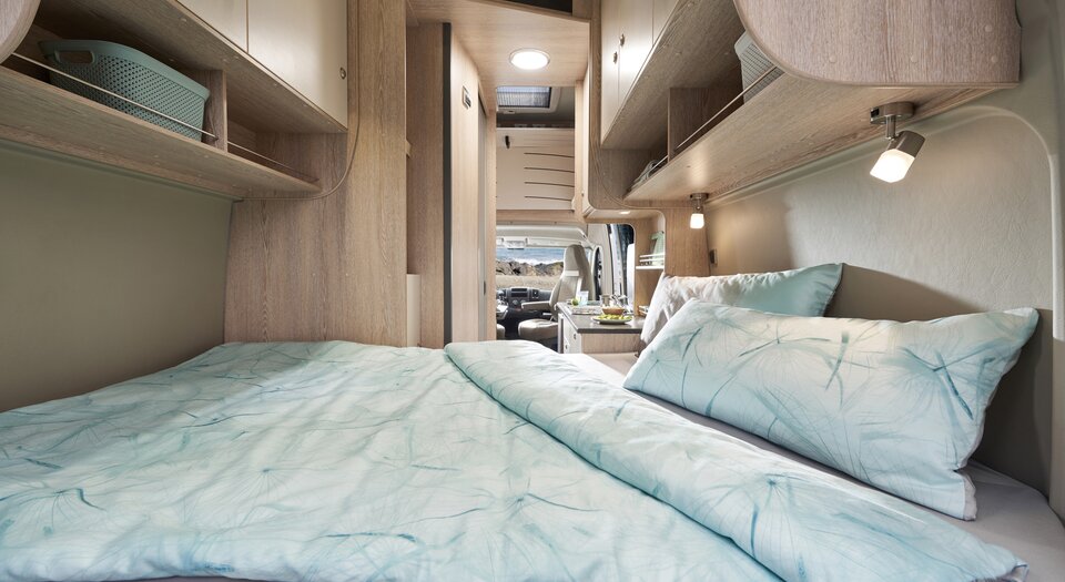 Zwei vollwertige Schlafzimmer | Großes Doppelbett im Heck und Dachbett (optional)