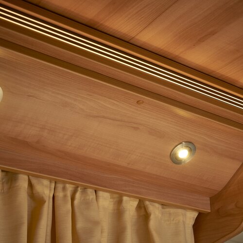 AMBIENTEBELEUCHTUNG (OPTIONAL) | Die indirekte Beleuchtung über dem Dachschrank und eingebaute Spots, die sich individuell zuschalten lassen, machen Stimmung pur.
