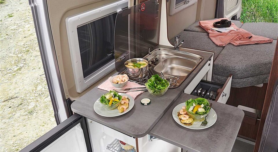 Cucina con frigo a compressore |  Due cerniere facilitano l'accesso sia dall'interno che dall'esterno