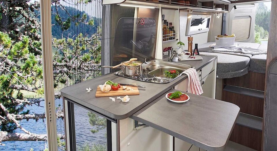 Küche mit Kompressorkühlschrank | Zwei Scharniere erleichtern den Zugriff von innen und außen