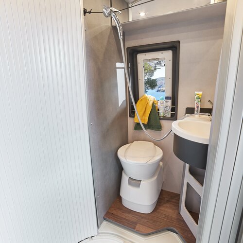 DOUCHE CENTRALE | Le rideau coulissant à lamelles délimite efficacement les espaces et transforme en un tour de main l’espace intérieur en une douche spacieuse.