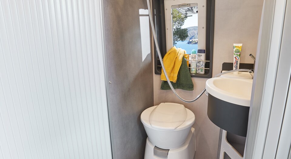 Kylpyhuone | Suihkutila ja tilanjakaja yhdessä: Rulo-ovi muuntaa sisätilan tilavaksi suihkuksi.