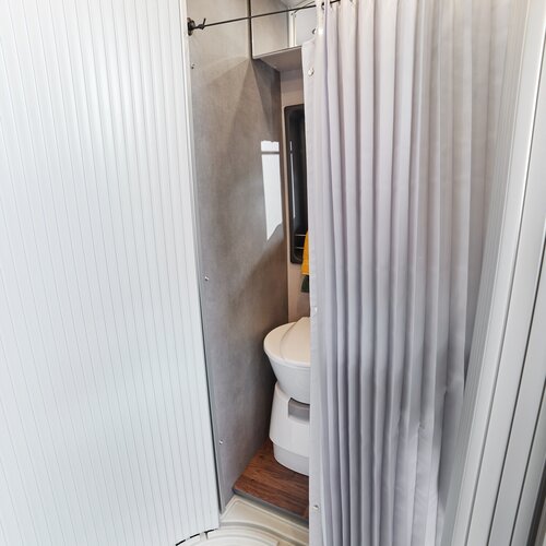Ruimte douche | Natte cel en scheidingswand in één: de Rollo verandert het interieur in een ruime douche.