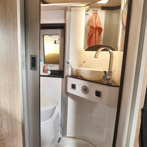 CABINE DE DOUCHE AVEC PAROI PIVOTANTE | Grâce à la paroi pivotante, la douche et les toilettes pivotantes deviennent deux espaces séparés. Avec  tablette et céramique Inlay résistante aux rayures.