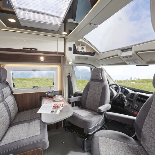 SKYROOF® FROM INSIDE | Unique open-plan spatial concept with lots of head and legroom, like in a liner motorhome.