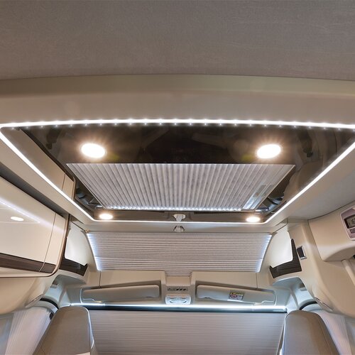 AMBIENTE ÚNICO | con luces indirectas integradas en el techo, y LED adicionales sirven para crear un ambiente óptimo en el grupo de asientos.