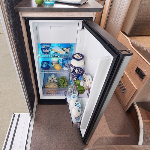 KOELKASTDEUR | De koelkast is van buiten en van binnen toegankelijk door de aan beide zijde te openen deur.