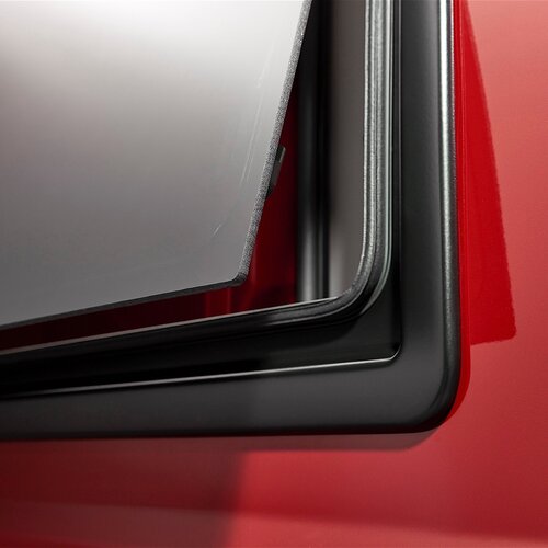 RAHMENFENSTER | Fest verbaute Rahmenfenster sind in dieser Fahrzeugkategorie ein Novum. Qualität im Detail. Ein Must-Have.
