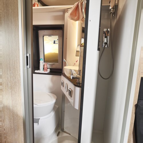 CABINE DE DOUCHE AVEC PAROI PIVOTANTE | La paroi et les toilettes pivotantes en céramique Inlay permettent un gain de place dans la salle de bain. Rangements dans la paroi de douche pivotante côté WC avec pack sanitaire (en option).