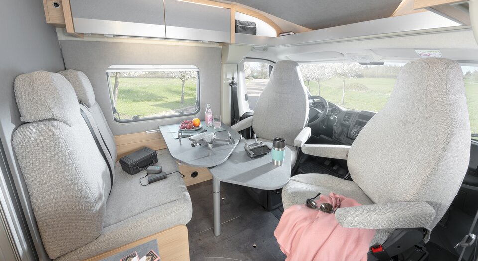 Extra grote zitruimte | Open cabine geeft een gevoel van ruimte zoals in de "Liner Class"