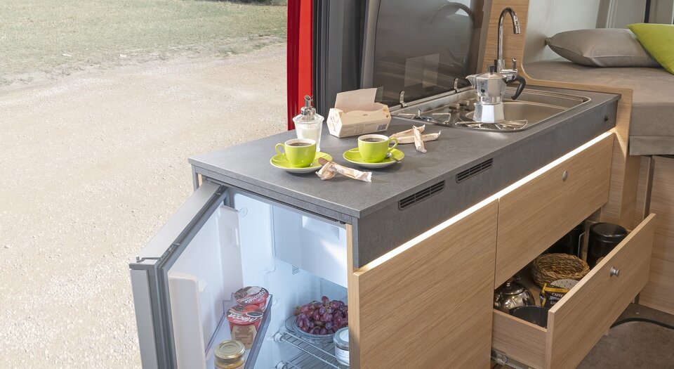 Réfrigérateur ingénieux |  A charnières bilatérales, pour un accès facile depuis l’intérieur comme depuis l’extérieur
