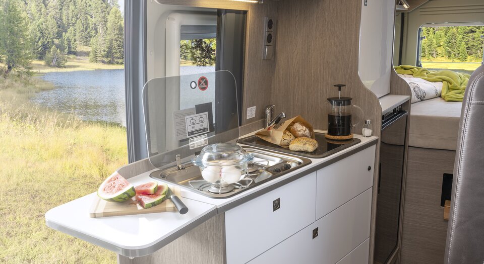 Spacious kitchenette | Plenty of cupboard and drawer space for all your utensils