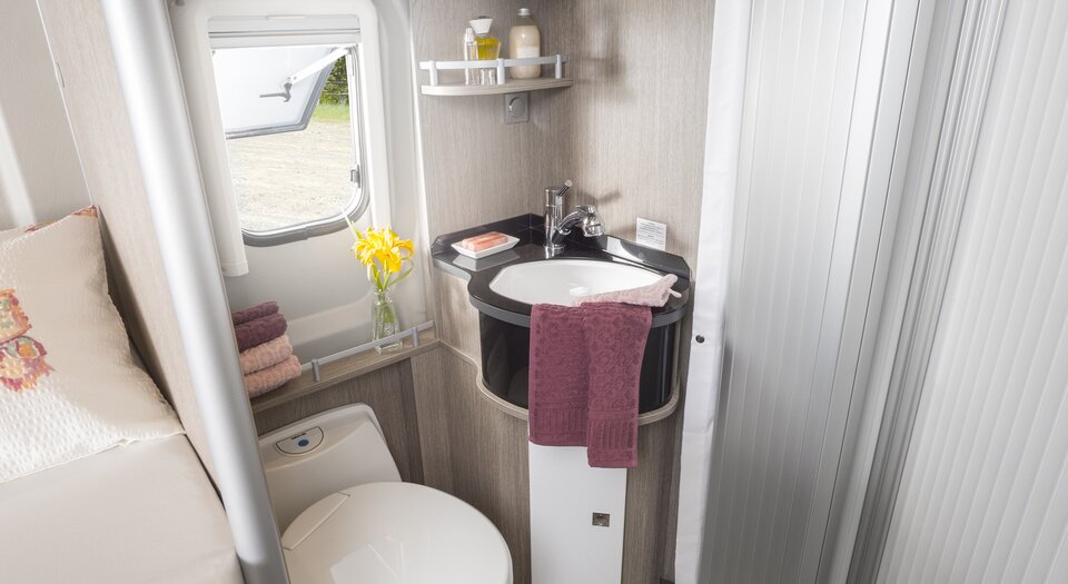 Practical central bathroom | Extra bathroom space and doubles as a room divider