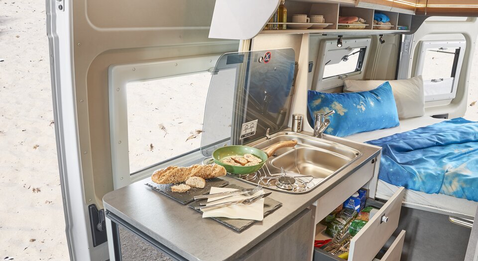 Cocina con frigorífico de compresor | Dos bisagras para facilitar el acceso desde el interior y el exterior del vehículo.